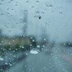 冬や雨の日にフロントガラスが曇る理由と対策
