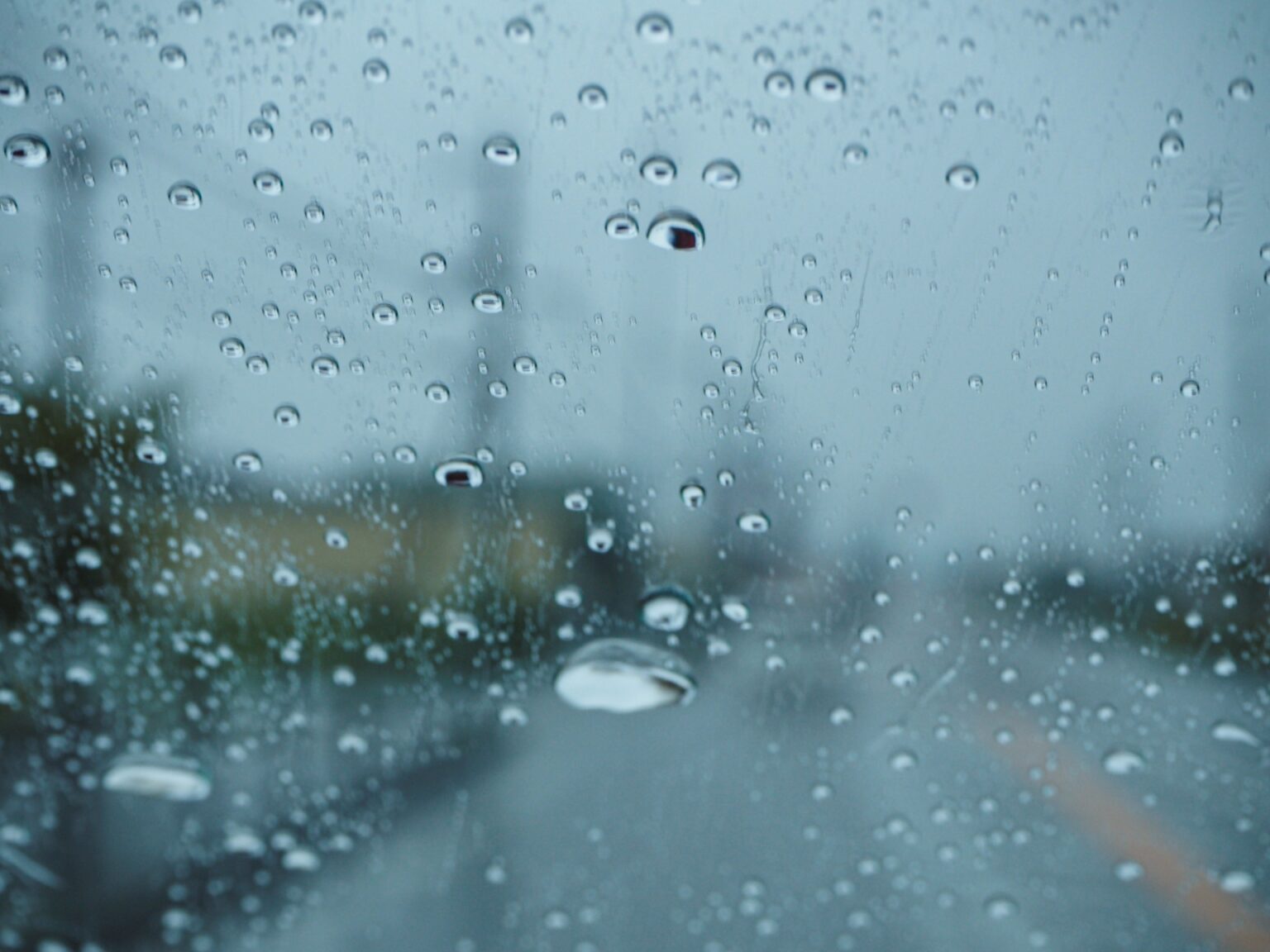冬や雨の日にフロントガラスが曇る理由と対策