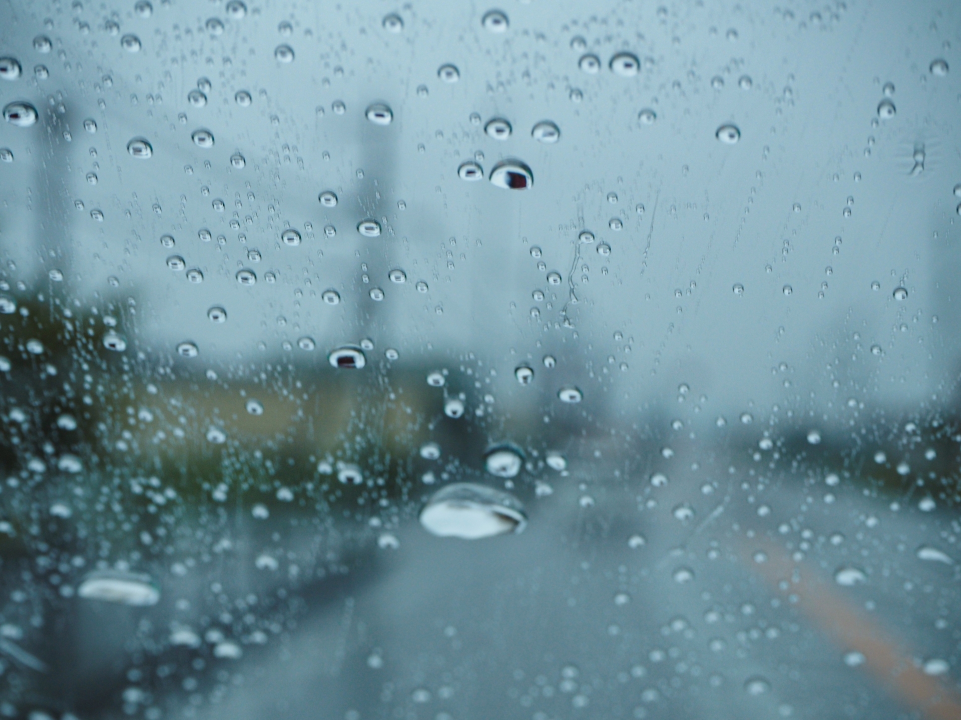 フロントガラスに雨の水滴