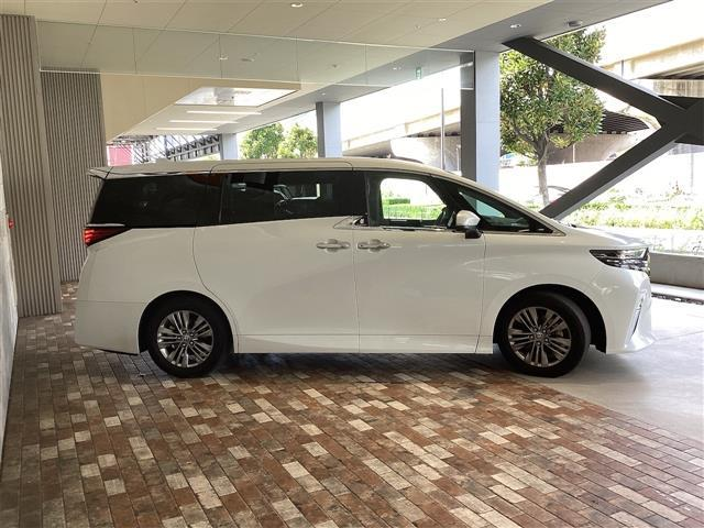 2024年式のアルファードハイブリッドのサイドビュー