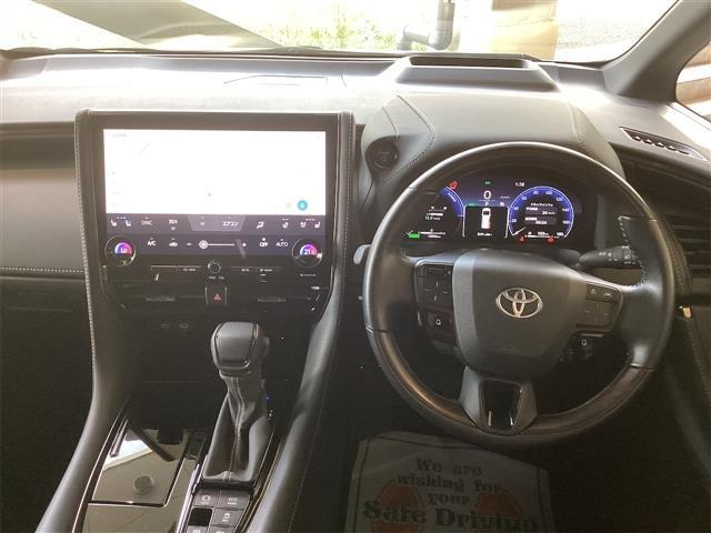 2024年式のアルファードハイブリッドの運転席周り