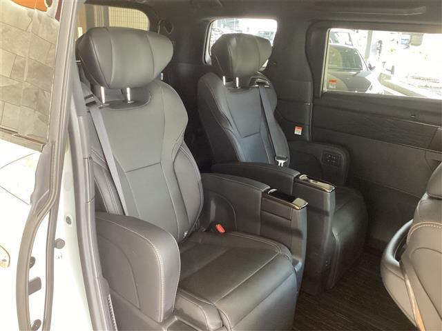 2024年式のアルファードハイブリッドの2列目シート