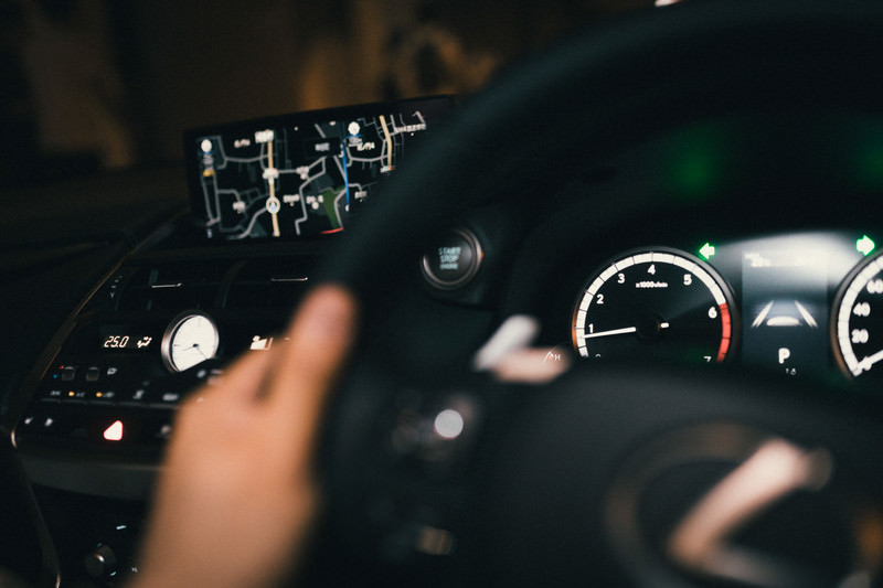 運転席から見たメーターパネルとナビ画面