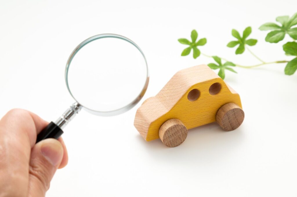 木製の車と虫メガネ