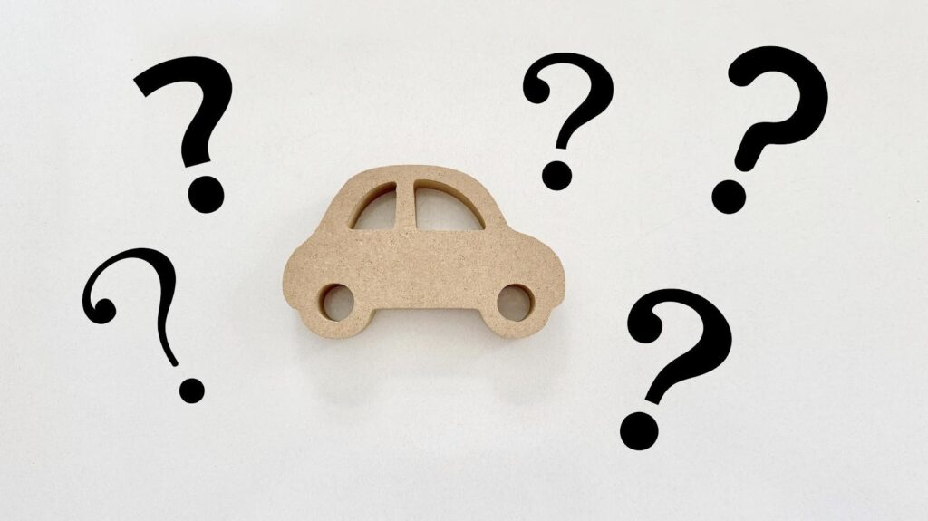 車のオブジェをクエスチョンマークで囲む様子