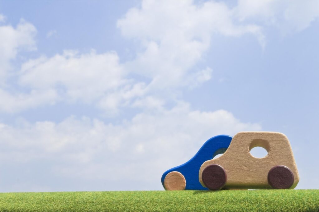 青空を背景に置かれた2つの車のオブジェ