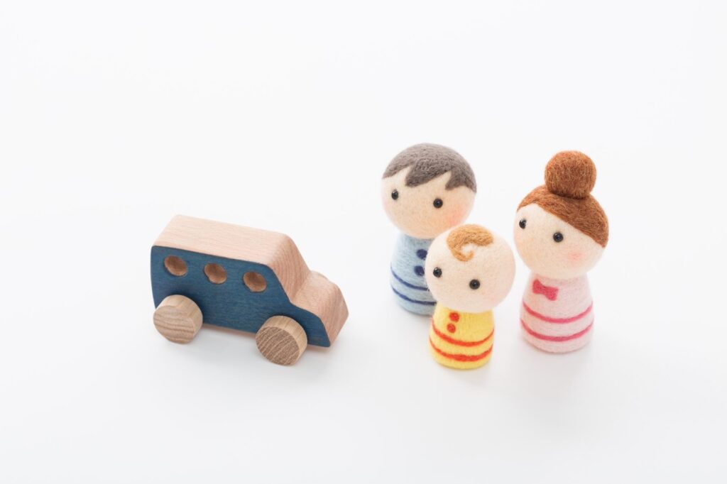 木製の車と人形の家族