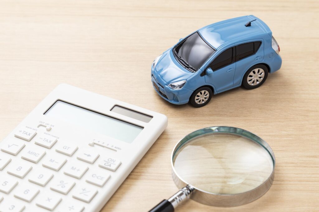 ミニカーと電卓と虫眼鏡