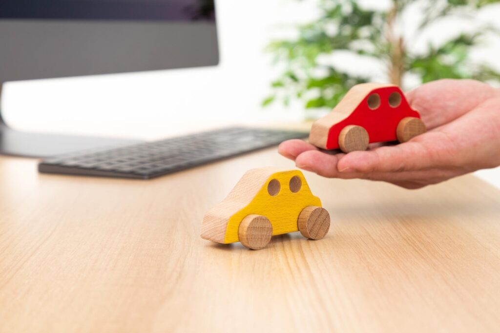 パソコンと2つのミニカー