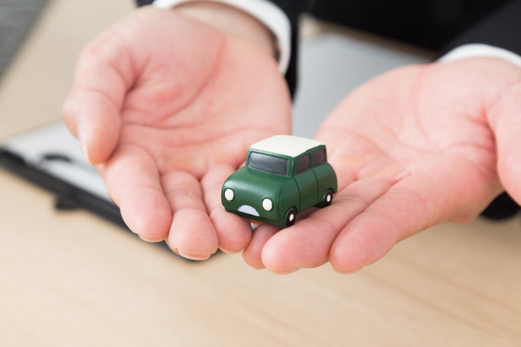 手のひらに乗せたミニカー
