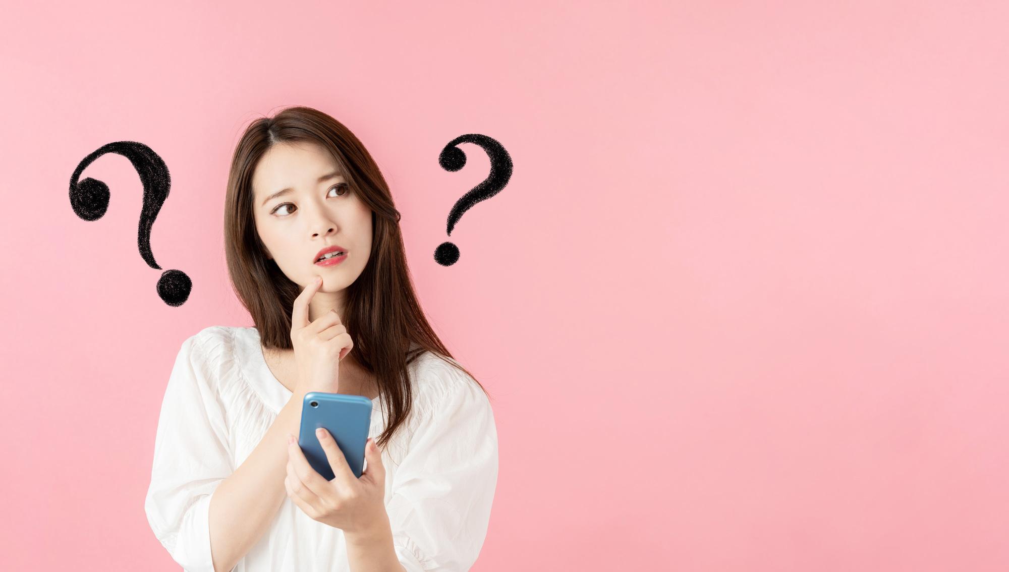 クエスチョンマークを浮かべる女性