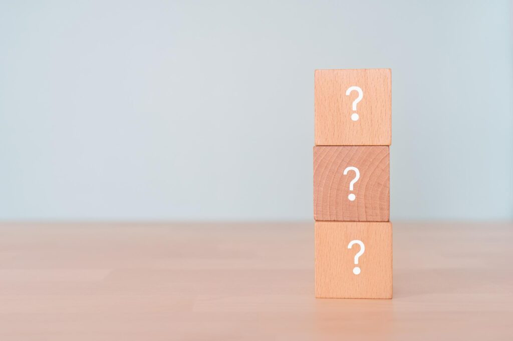 クエスチョンマークが書かれた積み木が積み上げられている様子