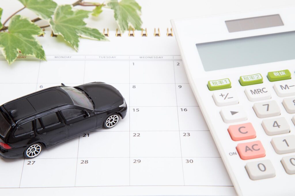 カレンダーとミニカーと電卓