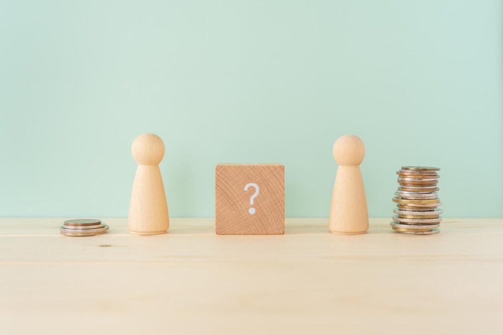 クエスチョンマークが書かれたブロックと木製の人形やコイン