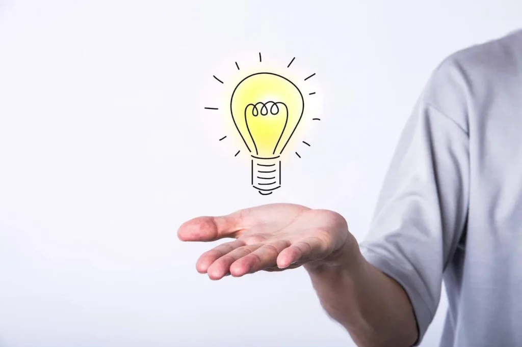 手のひらに電球を思い浮かべる様子