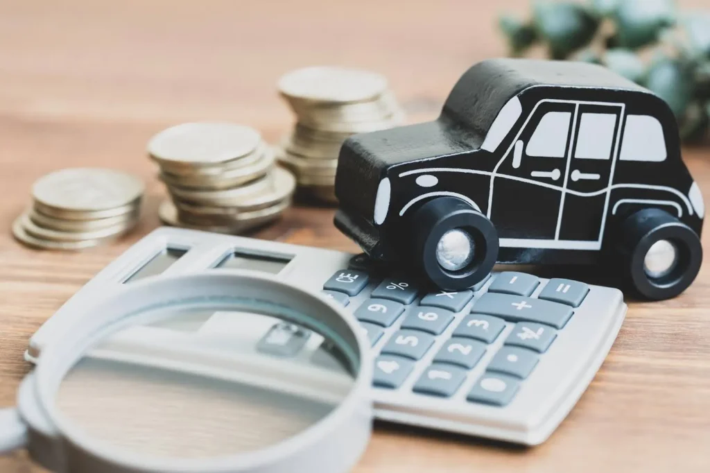 ミニカーと電卓やコイン