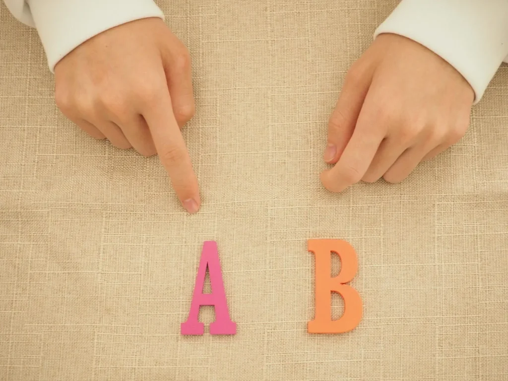 AとBの選択肢を指さす様子