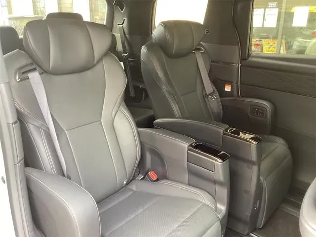 2025年式アルファードのセカンドシート