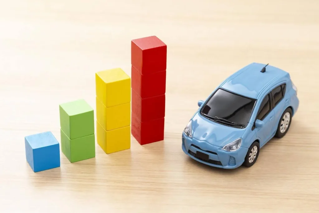 ミニカーと右肩上がりに積まれたブロック