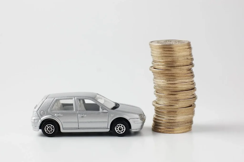 ミニカーと積み上げられたコイン