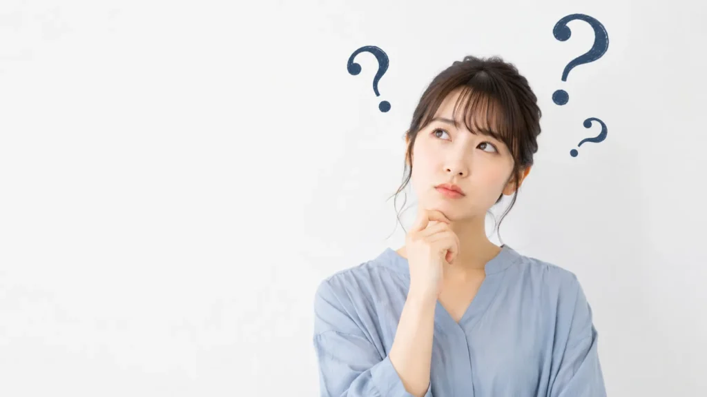 クエスチョンマークを浮かべる女性