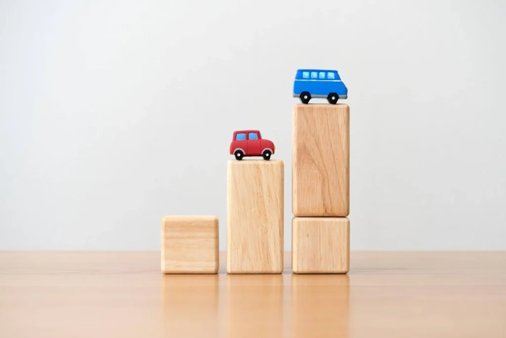 右肩上がりの積み木とミニカー