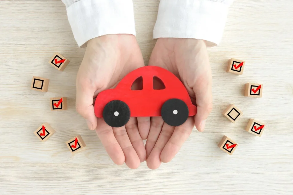 木製の車とチェックリストのマーク