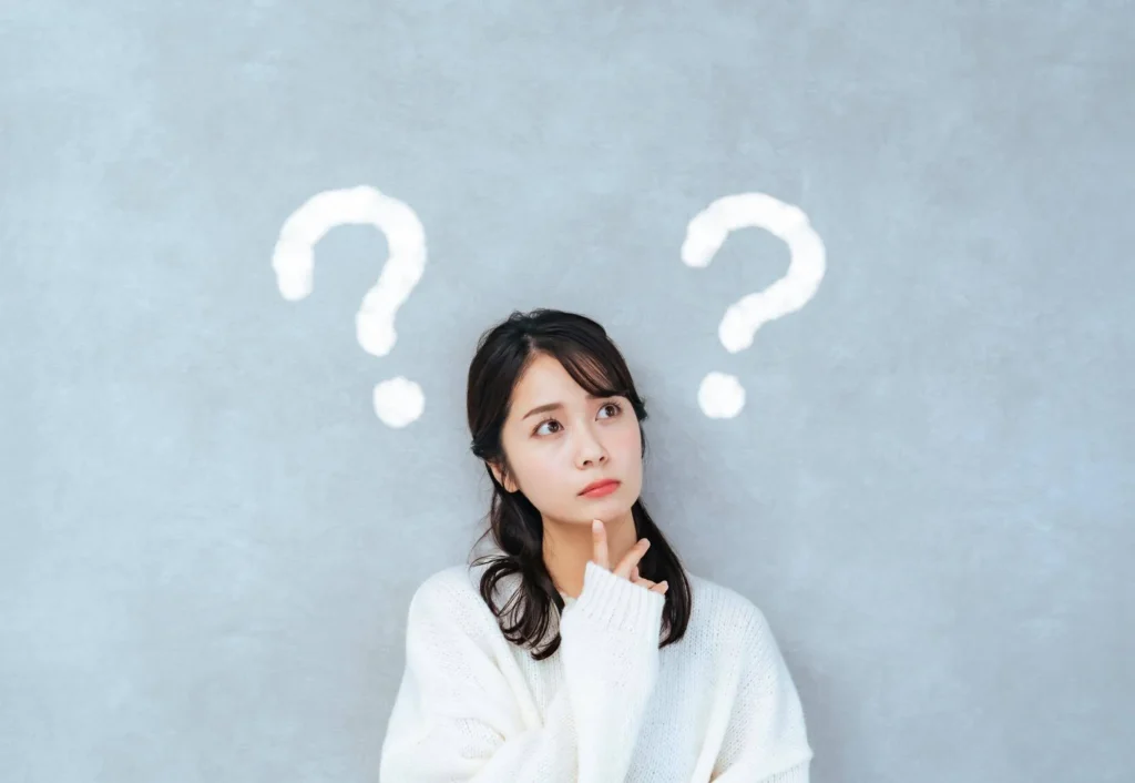クエスチョンマークを思い浮かべる女性