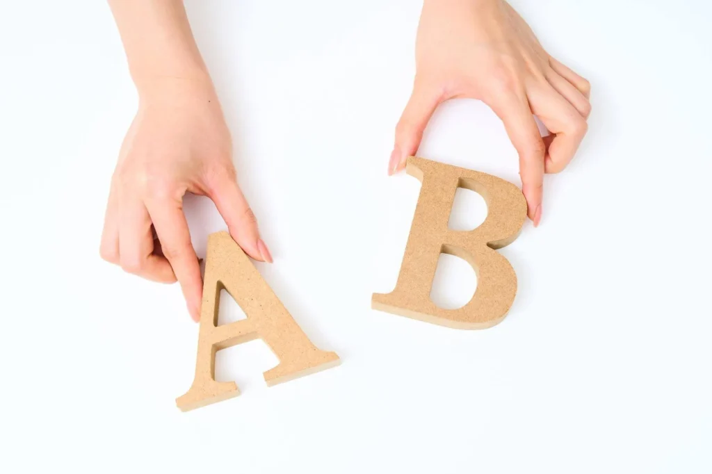 AとBのオブジェをつかむ様子